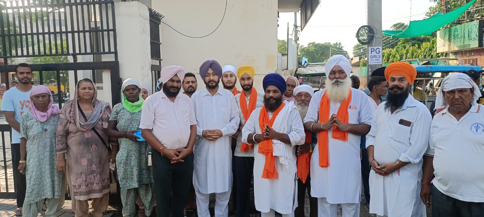 Human Rights Protection Forum honored the sevadars of Gurudwara Sahib who served daily langar to the patients and relatives of Mata Kushlia Hospital.